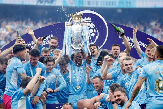 维尼修斯社媒秀恩爱：球场上风驰电掣，女友身边秒变俏皮男孩（维尼修斯社媒晒恩爱：赛场飞驰如电，女友身边瞬间变身俏皮男孩）