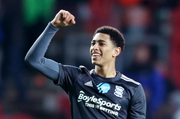 F1世界冠军现身2025阿布扎比大奖赛（F1世界冠军亮相2025年阿布扎比大奖赛）