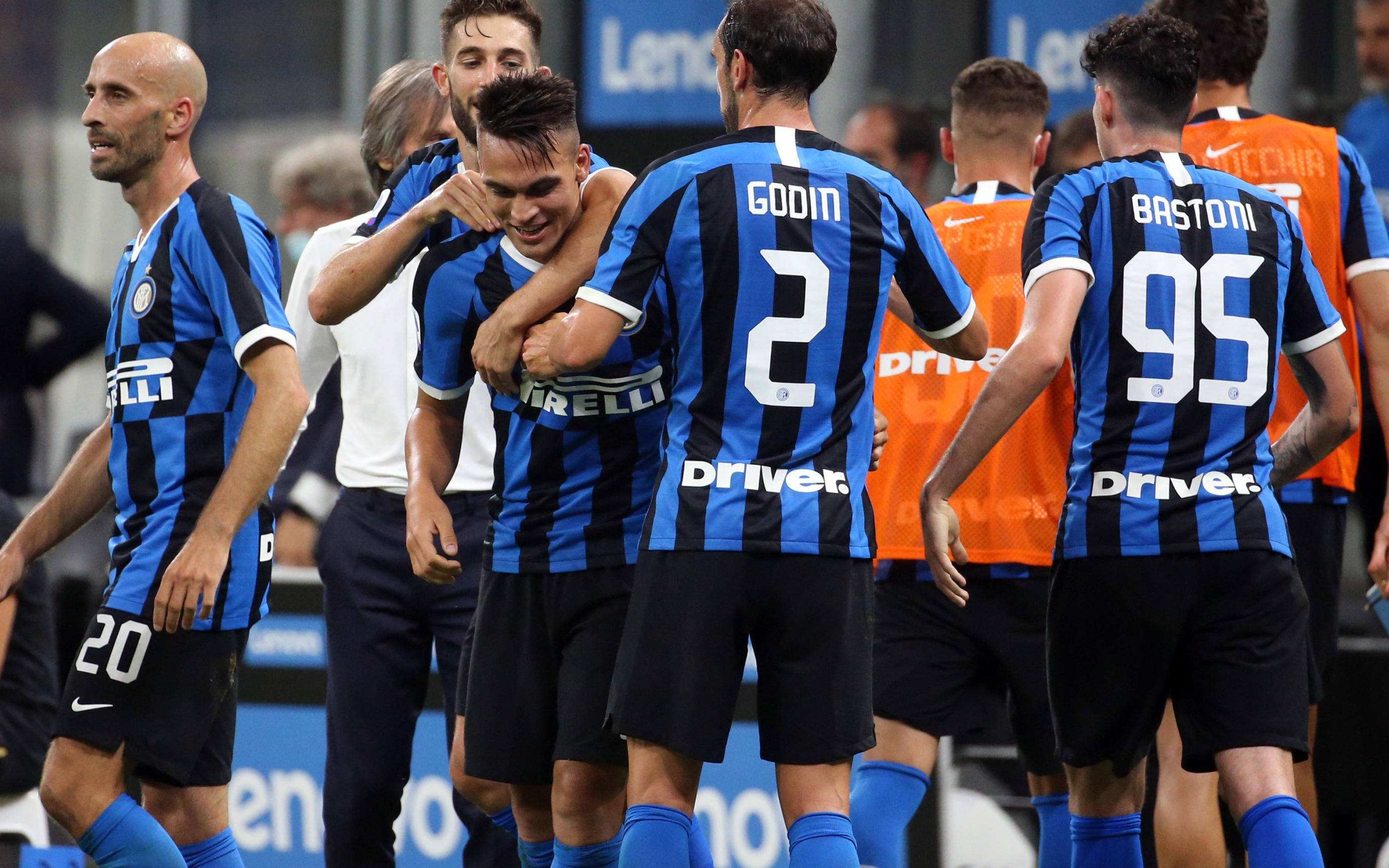 C罗被罚下后，爱尔兰一酒吧盛况：球迷鼓掌庆祝+击掌拥抱（C罗染红后，爱尔兰酒吧沸腾：球迷鼓掌欢呼、击掌相拥）