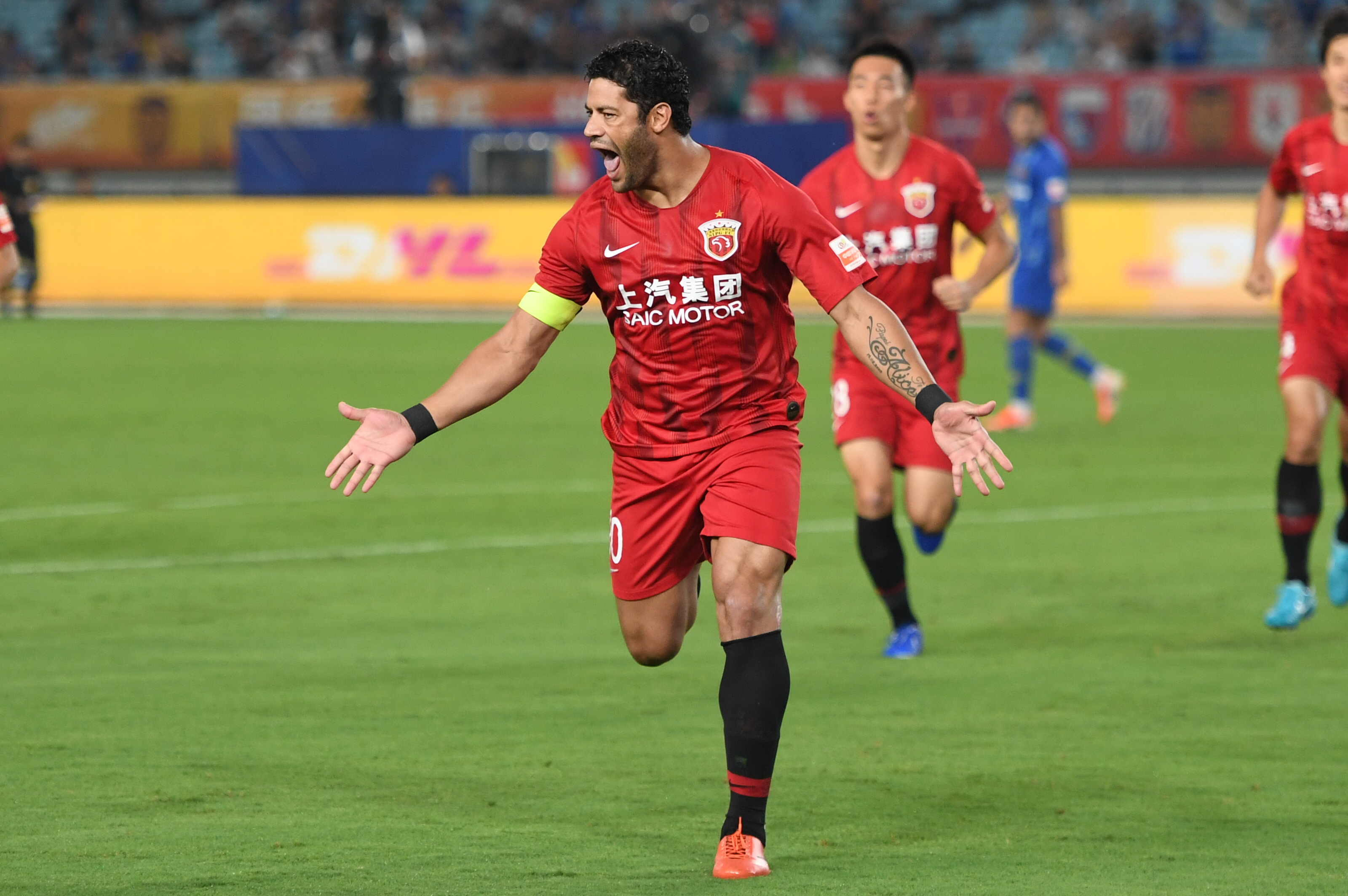 表现惊艳！伊力福拉提10中6贡献17分&半场上演精彩压哨（状态火爆！伊力福拉提10投6中砍下17分，半场奉上压哨好戏）