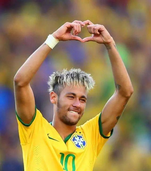 懂球帝12周年120大瞬间决赛：梅西捧大力神杯PK武磊绝平巴萨（懂球帝12周年120大瞬间终极对决：梅西高举大力神杯对阵武磊绝平巴萨）