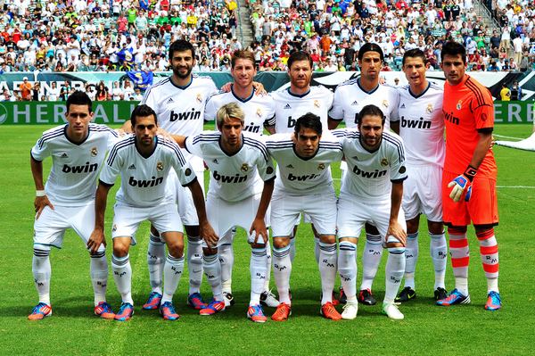 拜仁26／27赛季主场球衣谍照：红色基调搭配领口袖口金色线条（拜仁26／27赛季主场球衣曝光：通体红色，领口与袖口采用金色细边）