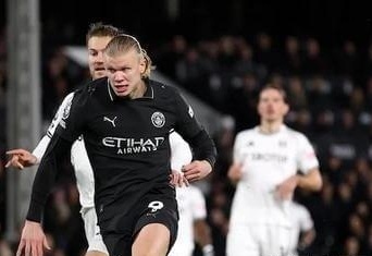 帕尔特伊听证会法院外，有抗议者举横幅批评阿森纳不作为（帕尔特伊听证会期间，法院外示威者打出横幅抨击阿森纳不作为）