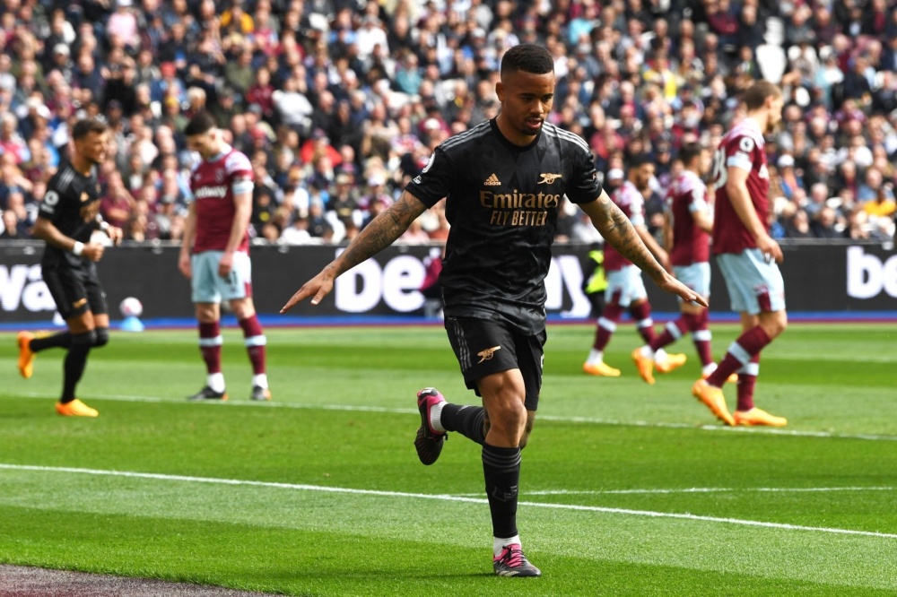 理查兹：英超最佳门将我会选阿利松，拉亚无疑正朝着最佳迈进（理查兹：英超第一门将我选阿利松，拉亚无疑正向巅峰迈进）