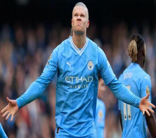 网友在梅西夜访诺坎普时偶遇他，梅西还向镜头打了招呼（夜访诺坎普的梅西被网友偶遇，并向镜头致意）