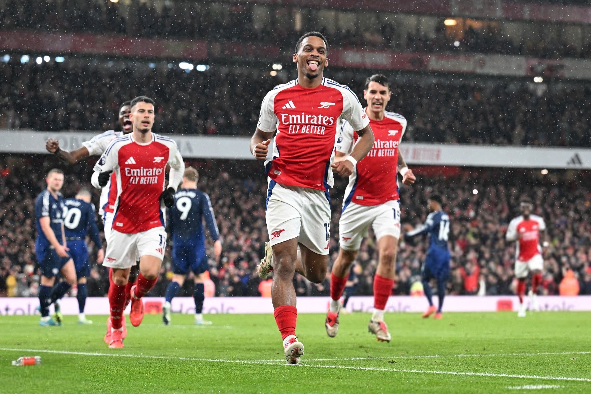 欧洲杯小组赛赛程公布，强队对决引关注（欧洲杯小组赛赛程出炉，豪门碰撞成焦点）