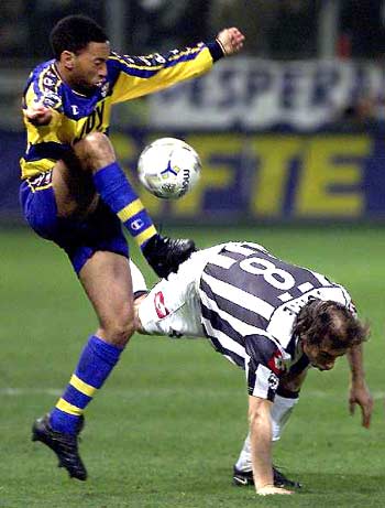 连续三年出局！吉罗纳国王杯再遭下级队伍淘汰，米歇尔三将首秀难挡噩运（三年连折！吉罗纳国王杯又负低级别对手，米歇尔三将处子秀难救主）